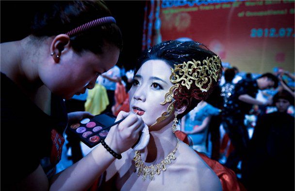 比赛选手正在给模特化妆(zhuāng) 比赛选手正在给模特化妆